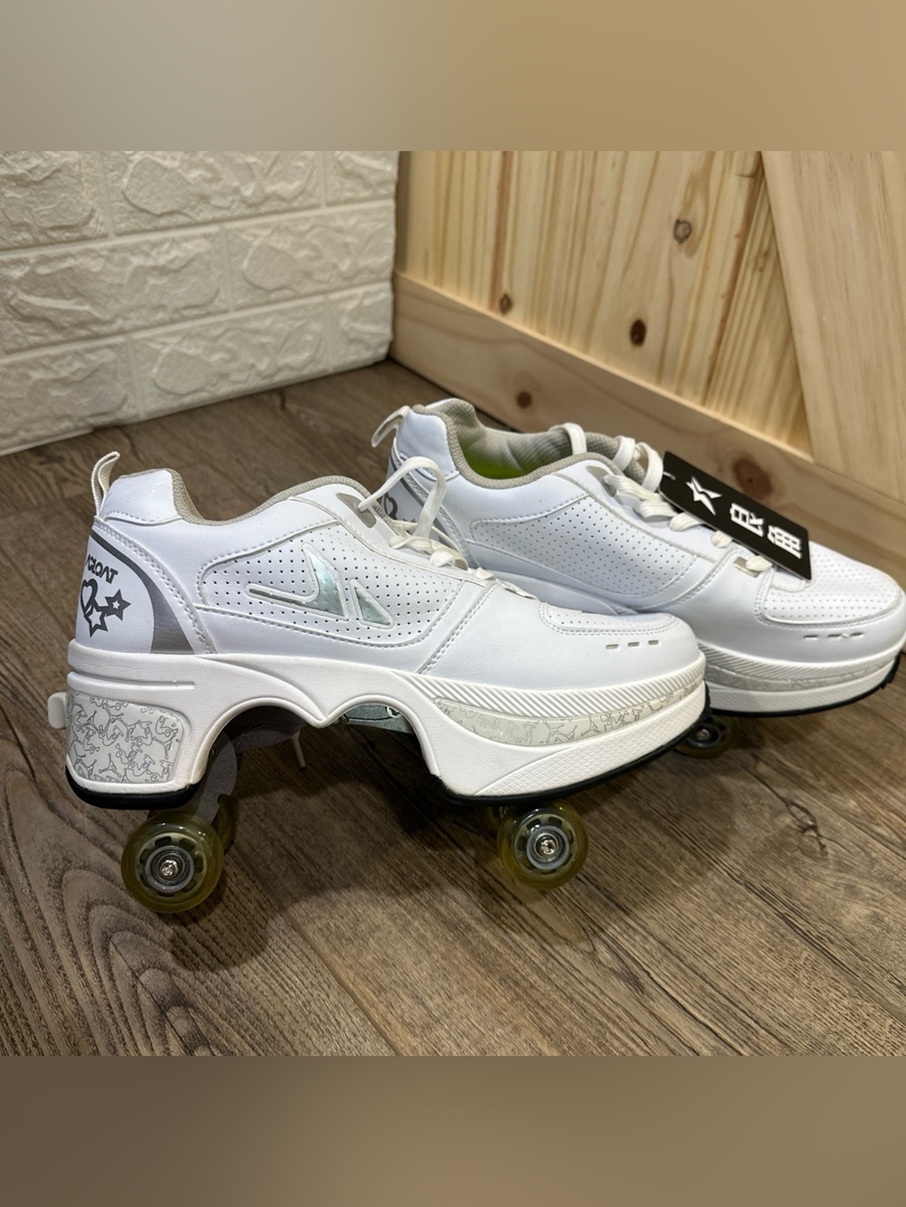 NEW AGLOAT Retractable Roller Skate Shoes Women’s 8.5 White Pop-Out Wheel